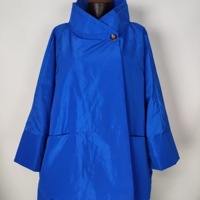 Casaco azul royal com gola alta e botão decorativo