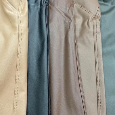 Peças de tecido em várias cores com textura lisa e costuras visíveis