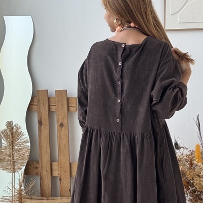 Vestido castanho escuro com botões traseiros e decoração interior