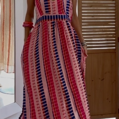 Vestido maxi com riscas verticais em vermelho, azul e rosa