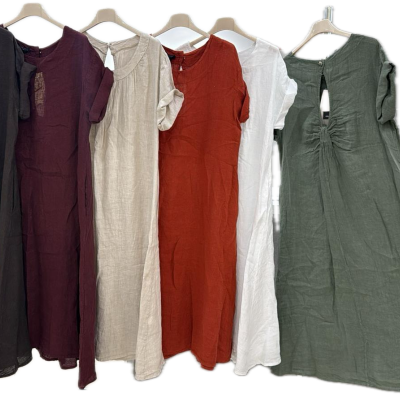 Seis vestidos linho compridos em várias cores com mangas curtas e detalhe franzido no vestido verde