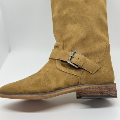 Bota feminina bege de camurça com fivela e salto baixo em madeira