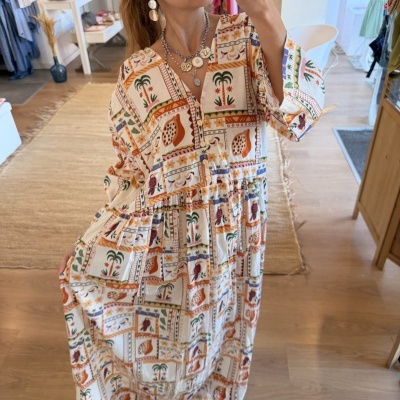 Vestido longo estampado com motivos florais e frutas em tons de laranja, verde, rosa, azul e castanho