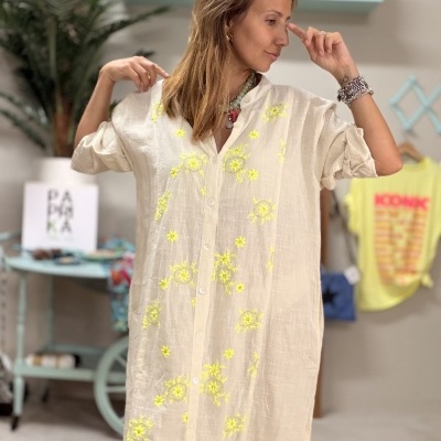 Vestido comprido bege com bordados amarelos florais e botões ao centro