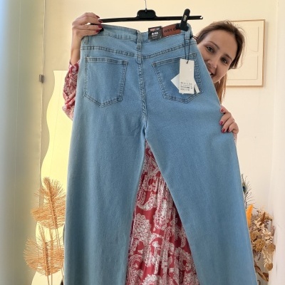 Calças de ganga azuis claras com bainha desfiada