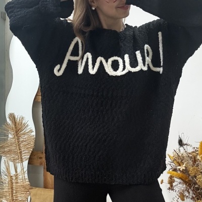 Camisola preta com a palavra Amour escrita em branco em ambiente interior