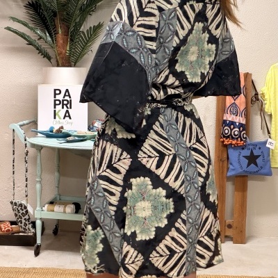 Vestido estampado de manga curta largo num ambiente interior com planta