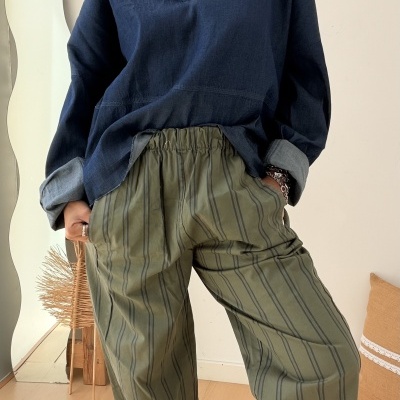 Calças largas verdes com riscas e blusa azul escura de tecido denim