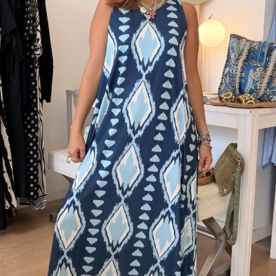 Vestido azul com padrão branco e azul claro, sem mangas