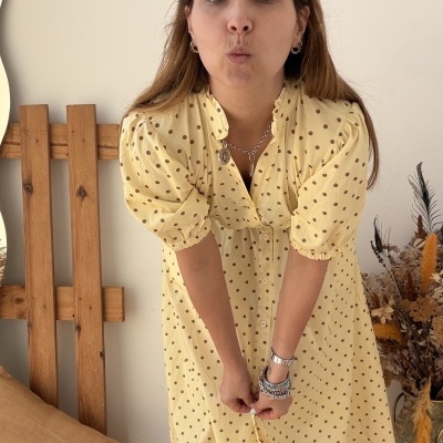 Vestido amarelo claro com bolinhas castanhas e botas castanhas