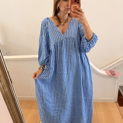 Vestido midi xadrez azul e branco com mangas compridas e decote em V