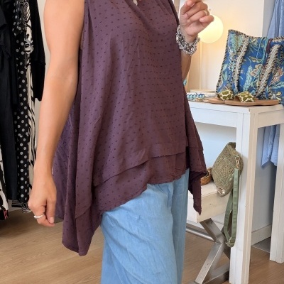 Top feminino roxo com padrão de pontos em relevo e calças largas azuis claras