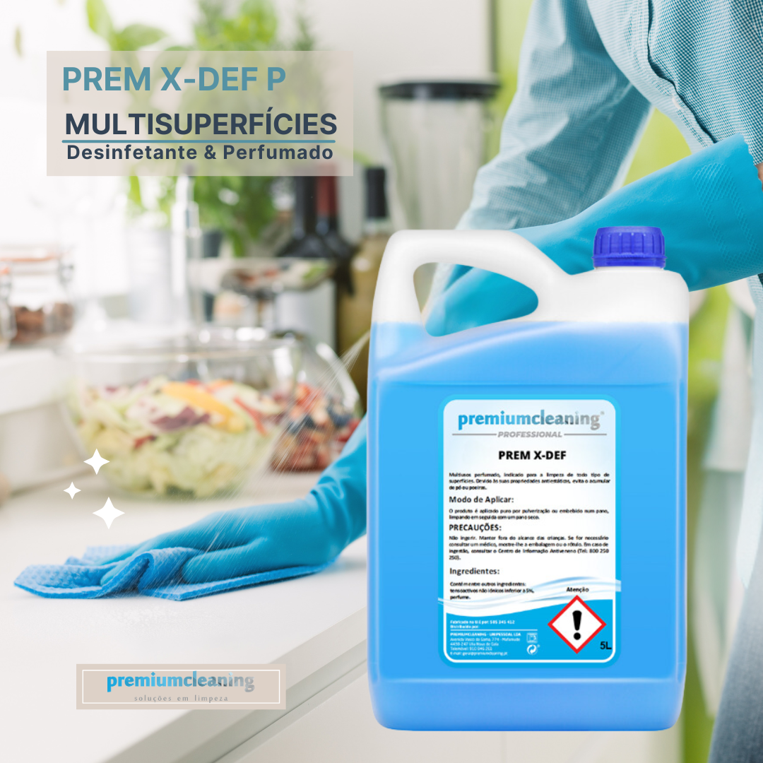 PREM X-DEF P Multisuperficies Desinfetante Perfumado 5L Garrafão azul de 5L de desinfetante perfumado em cozinha com pessoa a limpar bancada