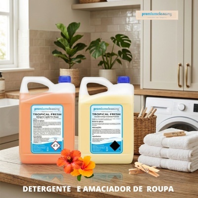 Dois recipientes de detergente e amaciador de roupa tropical fresh com tampas azuis sobre bancada de cozinha