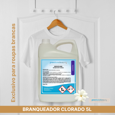 Garrafa de branqueador clorado de 5 litros da premiumcleaning pendurada em t-shirt branca
