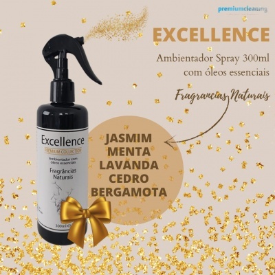 Frasco spray ambientador Excellence com fragrâncias naturais, fundo bege com brilhos dourados