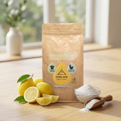 Detergente ecológico Greendet em saco de papel com limões e pó branco em bowl e colher de madeira sobre mesa de madeira.