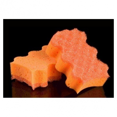 Duas esponjas de banho laranja sobre fundo preto