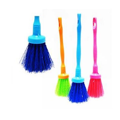 Quatro escovas de limpeza coloridas com cabos de plástico e cerdas sintéticas.