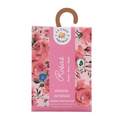 Saco perfumado para armários com aroma intenso de rosas, embalagem rosa com estampado de rosas e gancho castanho.