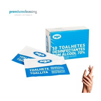 Pacote de toalhetes desinfetantes aga com álcool 70% e mãos femininas.