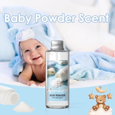Frasco de líquido para difusor com rótulo Baby Powder e bebé com touca azul com orelhas de ursinho ao fundo.
