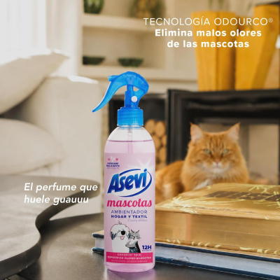 Frasco de ambientador Asevi para odores de animais com gato laranja ao fundo.
