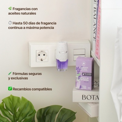 Ambientador elétrico branco e roxo ligado a uma tomada na parede com caixa de recarga roxa em prateleira ao lado