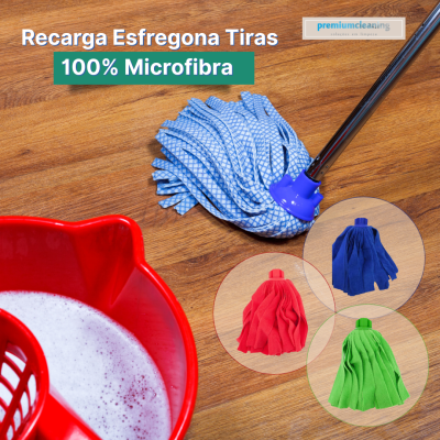 Recarga para esfregona em microfibra azul com cabo, balde vermelho com espuma, fundo de madeira.