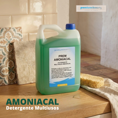 Recipiente plástico verde com detergente multiusos e esponja na bancada de madeira