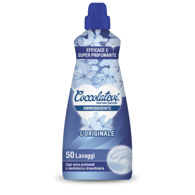 Frasco azul de amaciador Coccolati L'Originale com flores brancas e texto em italiano e português