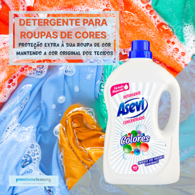 Detergente Asevi Colores com roupa colorida e espuma