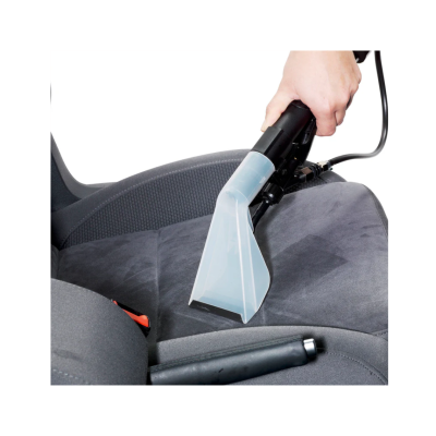 Aspirador portátil a limpar banco de carro cinza escuro