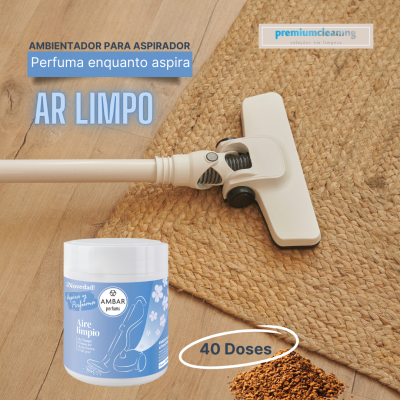 Ambientador para aspirador em embalagem branca e azul com texto e cabeça de aspirador branca sobre chão de madeira