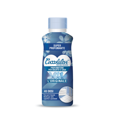 Frasco azul de amaciante perfumado para roupa e casa com rótulo azul e branco, motivos florais, texto em italiano e tampa branca