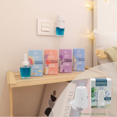 Ambientador elétrico branco com base azul na tomada com quatro recargas coloridas numa prateleira