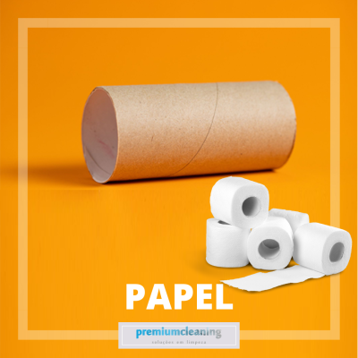 Rolo vazio de papel higiénico com vários rolos de papel higiénico em fundo laranja