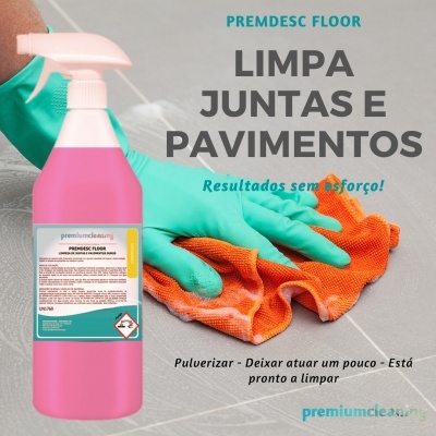 Produto de limpeza rosa com spray, mão com luva verde limpa chão com pano laranja