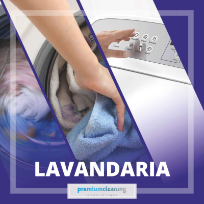 Montagem com máquina de lavar roupa, mão a remover toalha azul e painel de comandos, texto 'LAVANDARIA'