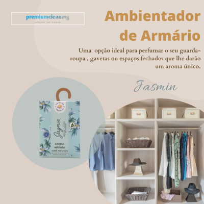 Caixa azul clara de ambientador La Casa de Aromas Jasmin ao lado de armário organizado com roupas e acessórios