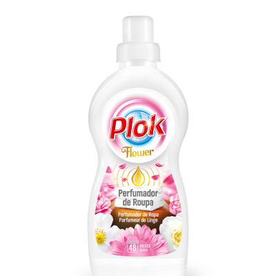 Frasco branco de amaciante Plok Flower com rótulo de flores e texto Perfumador de Roupa