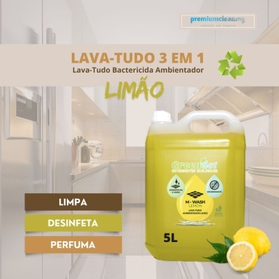 Recipiente amarelo de detergente ecológico de 5L Greendet M-Wash Lemon e limões sobre fundo de cozinha moderna