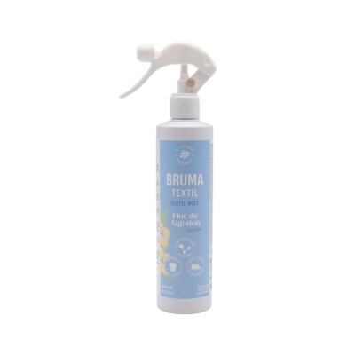 Frasco branco de bruma têxtil com rótulo azul e spray