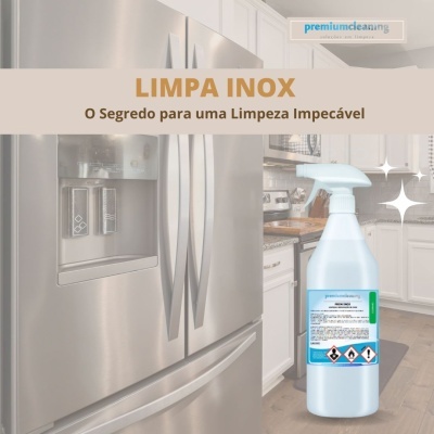 Limpador em spray para inox com frigorífico de inox ao fundo