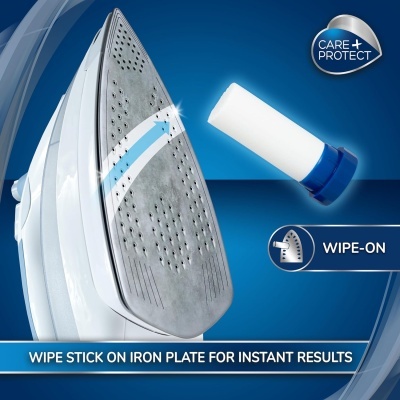 Base de ferro de engomar e stick para limpeza com texto promocional em fundo azul