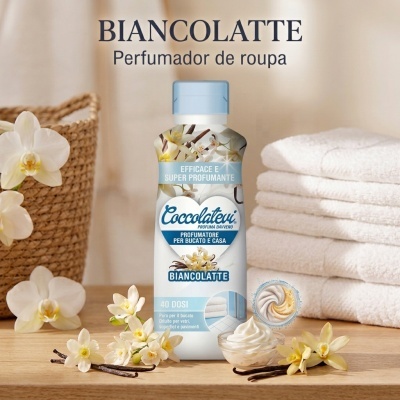 Frasco de perfumador de roupa Biancolatte com flores e toalhas brancas ao fundo