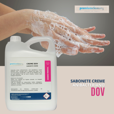 Frasco branco de sabonete creme antibacteriano DOV 5L com mãos ensaboadas ao fundo
