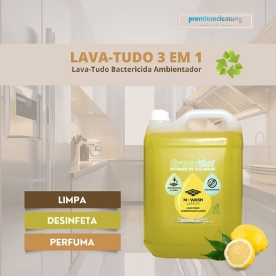 Galão amarelo de detergente ecológico M-Wash Limão na cozinha, com limões frescos ao lado