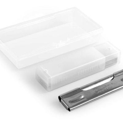 Lâmina metálica para barbear com embalagem plástica transparente e branca sobre fundo branco