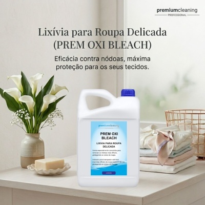 Garrafão branco de lixívia para roupa delicada com tampa azul sobre mesa com flores e roupa